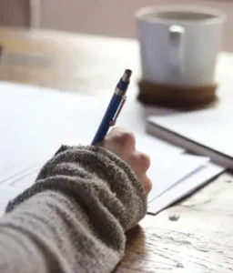main qui prend des notes